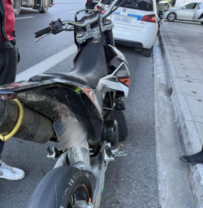 Σύλληψη Μοτοσικλετιστή στην Αττική Οδό για Επίθεση σε Αστυνομικούς Σύλληψη Μοτοσικλετιστή στην Αττική Οδό για Επίθεση σε Αστυνομικούς