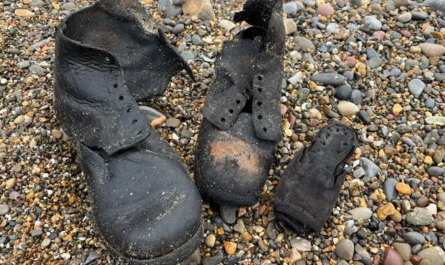 Το Αίνιγμα της Ogmore: Εκατοντάδες Βικτωριανά Παπούτσια Ξεβράζονται στις Ακτές της Ουαλίας