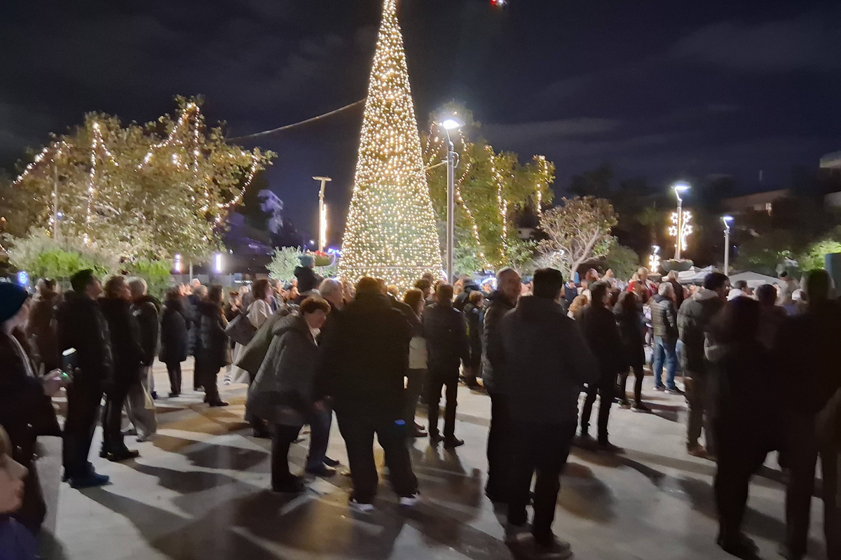 φωταγώγηση του χριστουγεννιάτικου δέντρου της πόλης