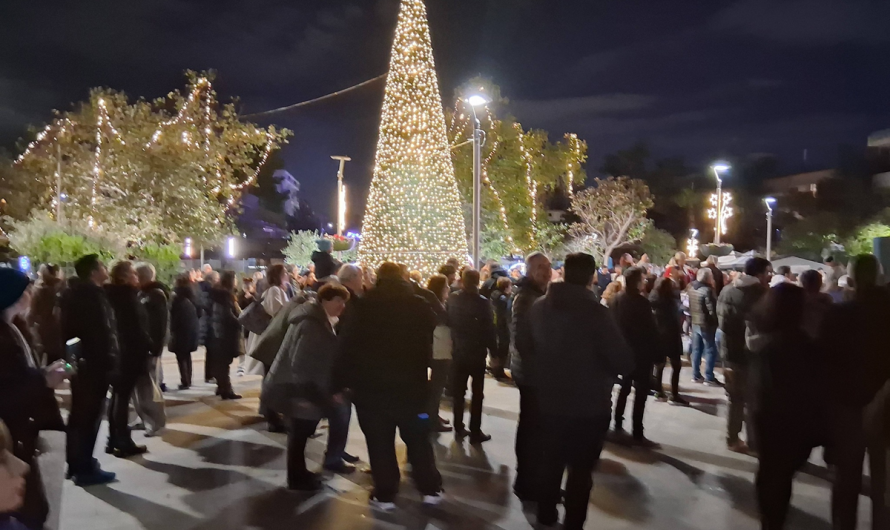  Η Μαγεία των Χριστουγέννων άναψε στα Βριλήσσια – Φωταγώγηση του χριστουγεννιάτικου δέντρου της πόλης