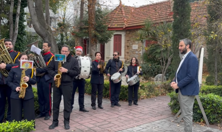 Χριστουγεννιάτικες μελωδίες στα Βριλήσσια: Η Φιλαρμονική Ορχήστρα έψαλε τα κάλαντα στον Δήμαρχο Γιάννη Πισιμίση