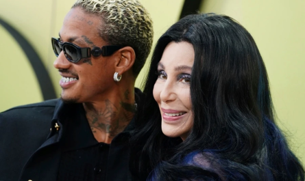 Η τραγουδίστρια Cher σχεδιάζει τρίτο γάμο πριν τα 80ά γενέθλια