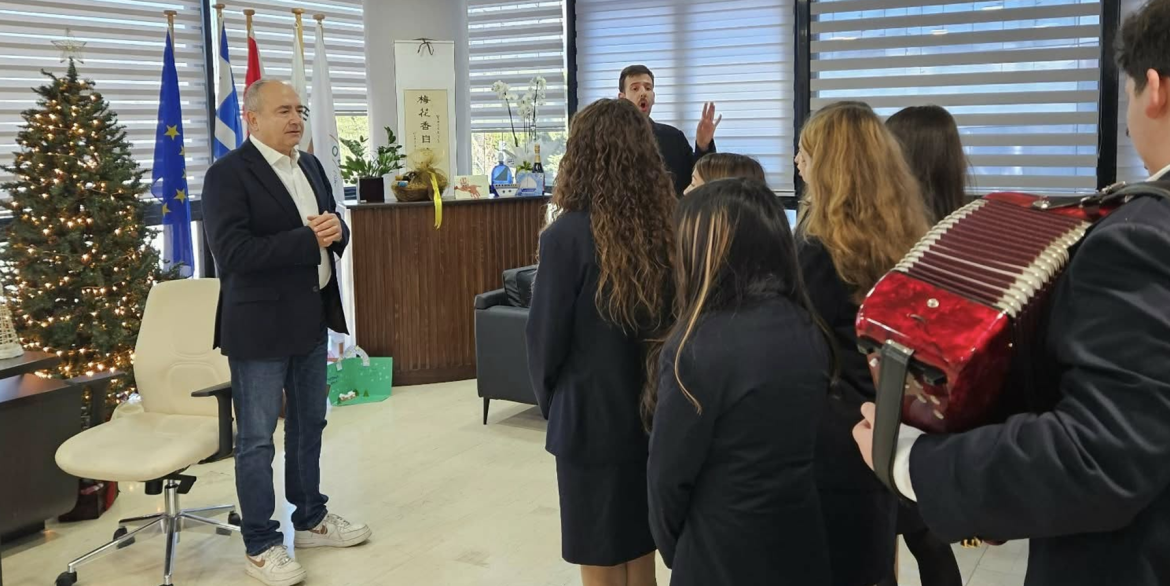 Ηράκλειο Αττικής: Μαθητές των σχολείων  της πόλης είπαν τα κάλαντα στο Δήμαρχο