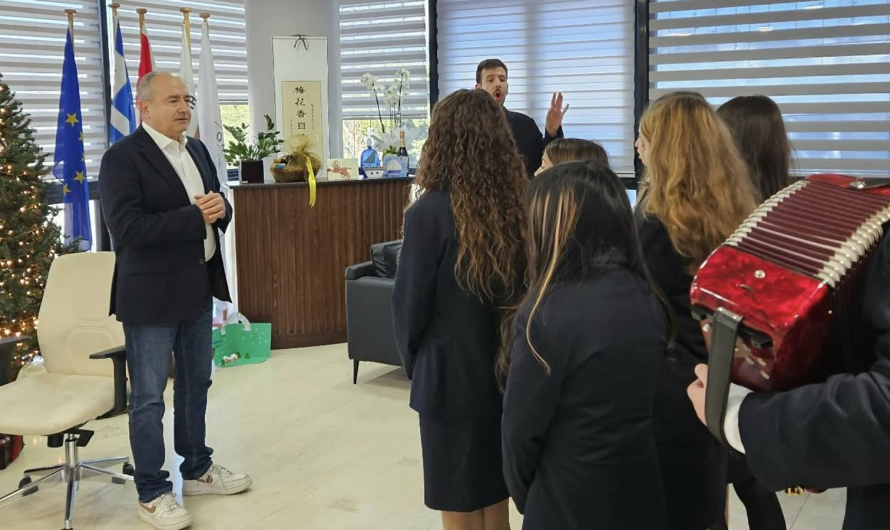 Ηράκλειο Αττικής: Μαθητές των σχολείων  της πόλης είπαν τα κάλαντα στο Δήμαρχο