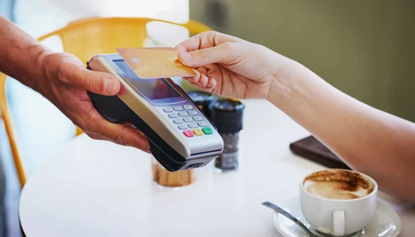 Υποχρεωτικές από σήμερα παντού οι πληρωμές και με IRIS - Τι αλλάζει