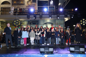 Η Κηφισιά φωταγώγησε το Χριστουγεννιάτικο δέντρο της