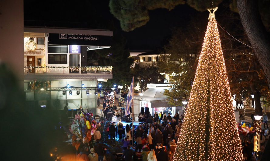 Η Κηφισιά φωταγώγησε το Χριστουγεννιάτικο δέντρο της