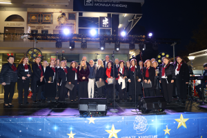 Η Κηφισιά φωταγώγησε το Χριστουγεννιάτικο δέντρο της