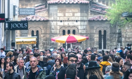 Κορύφωση της Χριστουγεννιάτικης κίνησης: «Πλημμύρισε» η αγορά την Κυριακή