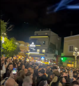 Μαρούσι: Λαμπερή φωταγώγηση του Χριστουγεννιάτικου Δέντρου με την Κατερίνα Λιόλιου