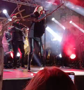 Μαρούσι: Λαμπερή φωταγώγηση του Χριστουγεννιάτικου Δέντρου με την Κατερίνα Λιόλιου