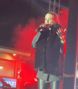 Μαρούσι: Λαμπερή φωταγώγηση του Χριστουγεννιάτικου Δέντρου με την Κατερίνα Λιόλιου