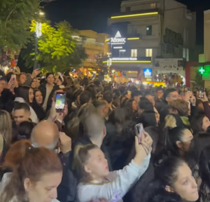 Μαρούσι: Λαμπερή φωταγώγηση του Χριστουγεννιάτικου Δέντρου με την Κατερίνα Λιόλιου