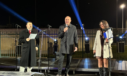 Μεταμόρφωση: Με μια όμορφη εκδήλωση φωταγωγήθηκε χθες το Χριστουγεννιάτικο Δέντρο του Δήμου