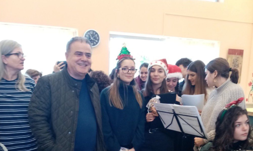 Παλλήνη:  Οι μαθητές του Μουσικού Λυκείου Παλλήνης μετέφεραν το πνεύμα των Χριστουγέννων στα ΚΕ.ΦΙ.Ε.(πρώην ΚΑΠΗ) Παλλήνης