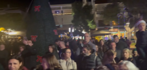 "Φωταγώγηση Χριστουγεννιάτικου Δένδρου στα Μελίσσια" Μια Λαμπερή γιορτή στην Πλατεία Μικρασιατών "Φωταγώγηση Χριστουγεννιάτικου Δένδρου στα Μελίσσια" Μια Λαμπερή γιορτή στην Πλατεία Μικρασιατών