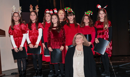 Σ.Β.Α.Π. 250 παιδιά από Δήμους – Μέλη του Σ.Β.Α.Π. τραγούδησαν μαζί για τα Χριστούγεννα στην Πεντέλης