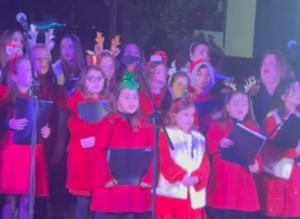 "Φωταγώγηση Χριστουγεννιάτικου Δένδρου στα Μελίσσια" Μια Λαμπερή γιορτή στην Πλατεία Μικρασιατών "Φωταγώγηση Χριστουγεννιάτικου Δένδρου στα Μελίσσια" Μια Λαμπερή γιορτή στην Πλατεία Μικρασιατών