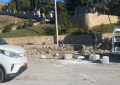Πεντέλη: Επισκευάστηκε από συνεργείο του Δήμου το γκρεμισμένο πετρόχτιστο πεζούλι στο κοιμητήριο Πεντέλης
