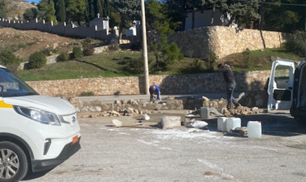 Πεντέλη: Επισκευάστηκε από συνεργείο του Δήμου το γκρεμισμένο πετρόχτιστο πεζούλι στο κοιμητήριο Πεντέλης