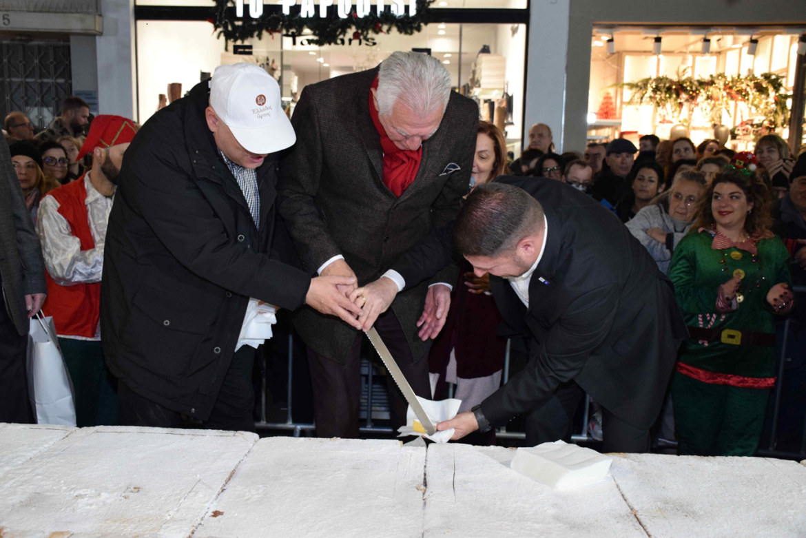 Περιστέρι: 80.000 κομμάτια, 10 τόνοι, 100 μ. – Παχατουρίδης: Η Βασιλόπιτά μας ενισχύει το αίσθημα της κοινότητας