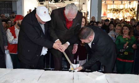 Περιστέρι: 80.000 κομμάτια, 10 τόνοι, 100 μ. – Παχατουρίδης: Η Βασιλόπιτά μας ενισχύει το αίσθημα της κοινότητας