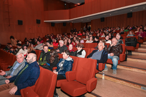 Λυκόβρυση Πεύκη: Θρίαμβος για την Ήρα Κατσούδα και την Παράσταση «Όμορφες Σκέψεις» στο Δημοτικό Θέατρο Πεύκης