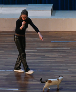 Λυκόβρυση Πεύκη: Θρίαμβος για την Ήρα Κατσούδα και την Παράσταση «Όμορφες Σκέψεις» στο Δημοτικό Θέατρο Πεύκης