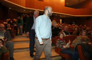 Λυκόβρυση Πεύκη: Θρίαμβος της Συμπερίληψης με τον «Κατά Φαντασίαν Ασθενή» στο Δημοτικό Θέατρο