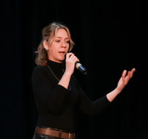 Λυκόβρυση Πεύκη: Θρίαμβος για την Ήρα Κατσούδα και την Παράσταση «Όμορφες Σκέψεις» στο Δημοτικό Θέατρο Πεύκης