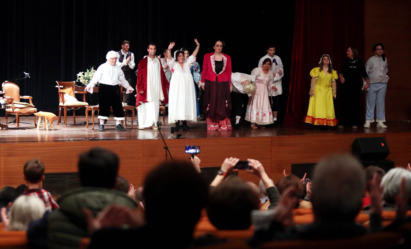 Λυκόβρυση Πεύκη: Θρίαμβος της Συμπερίληψης με τον «Κατά Φαντασίαν Ασθενή» στο Δημοτικό Θέατρο