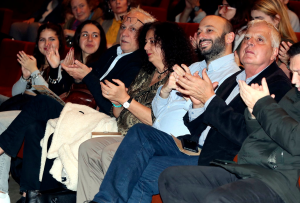 Λυκόβρυση Πεύκη: Θρίαμβος της Συμπερίληψης με τον «Κατά Φαντασίαν Ασθενή» στο Δημοτικό Θέατρο