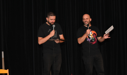 Λυκόβρυση Πεύκη: Άφθονο γέλιο προσέφερε η παράσταση «Τόσο όσο» στο Δημοτικό Θέατρο Πεύκης