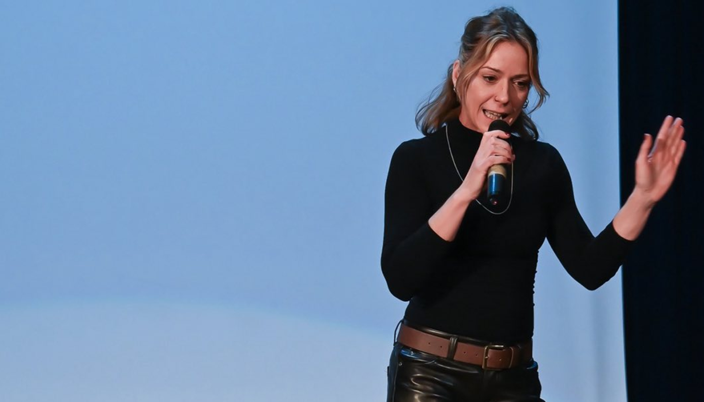 Λυκόβρυση Πεύκη: Θρίαμβος για την Ήρα Κατσούδα και την Παράσταση «Όμορφες Σκέψεις» στο Δημοτικό Θέατρο Πεύκης