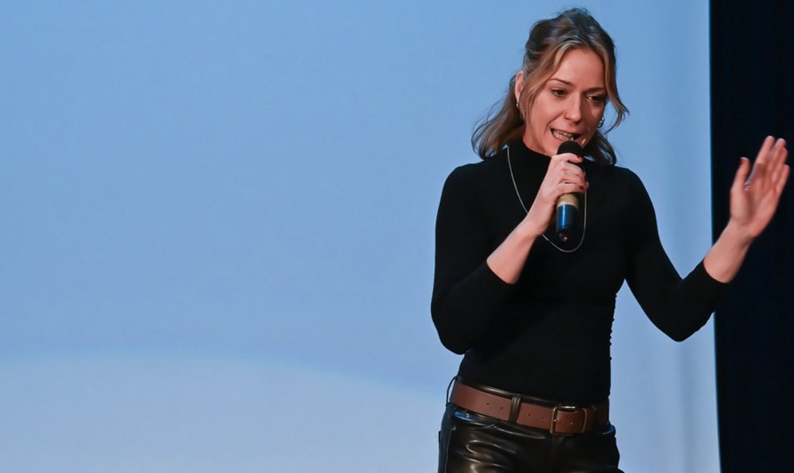 Λυκόβρυση Πεύκη: Θρίαμβος για την Ήρα Κατσούδα και την Παράσταση «Όμορφες Σκέψεις» στο Δημοτικό Θέατρο Πεύκης