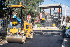 Εντατικό πρόγραμμα ασφαλτοστρώσεων στον Δήμο Σαρωνικού Εντατικό πρόγραμμα ασφαλτοστρώσεων στον Δήμο Σαρωνικού