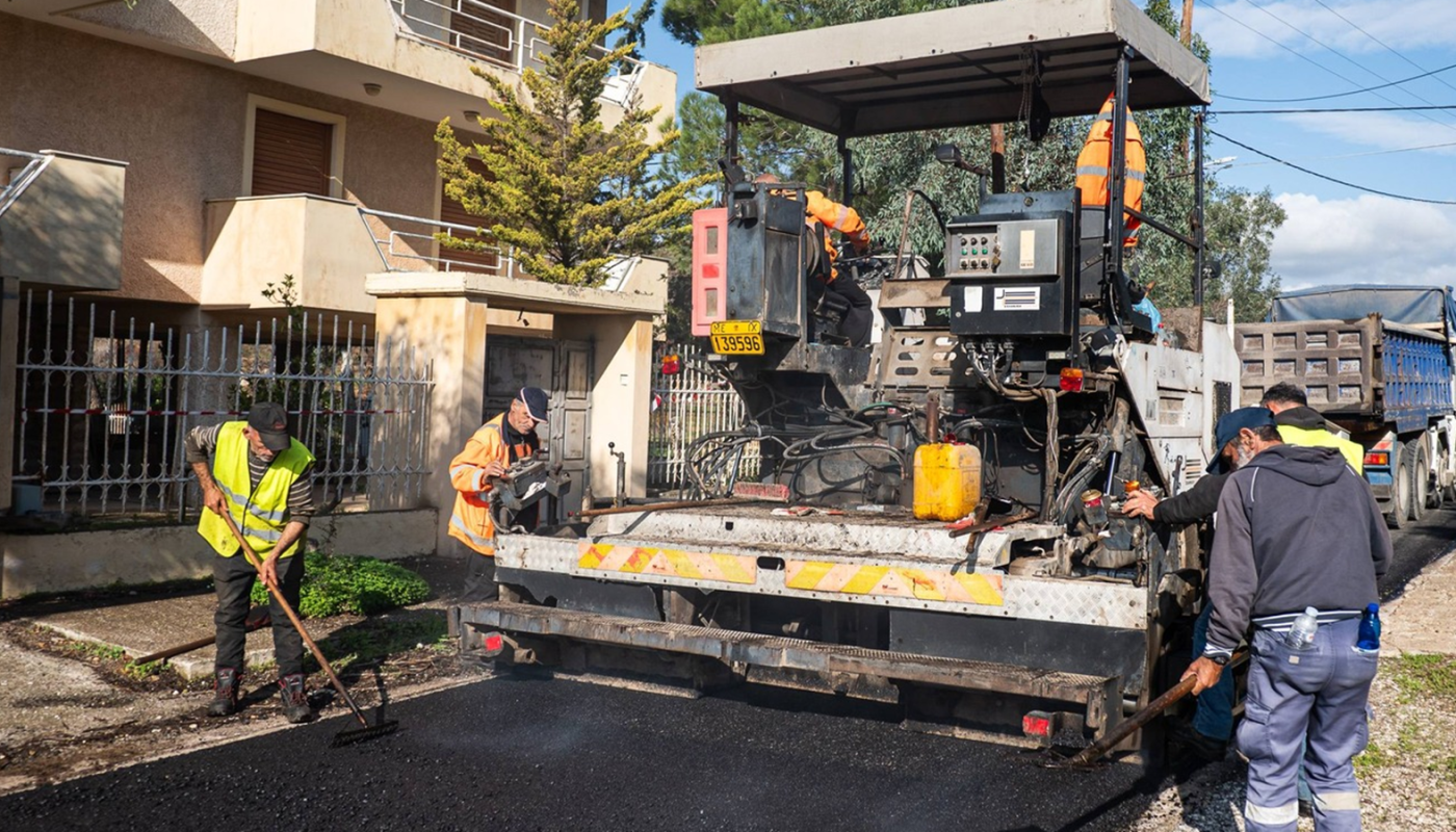 Εντατικό πρόγραμμα ασφαλτοστρώσεων στον Δήμο Σαρωνικού
