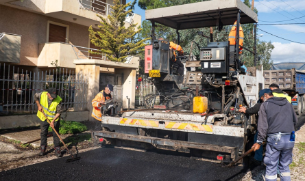 Εντατικό πρόγραμμα ασφαλτοστρώσεων στον Δήμο Σαρωνικού