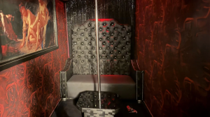 Εξάρθρωση Κυκλώματος σωματεμπορίας στην Καλλιθέα: Επιχείρηση «Σκούπα» σε καταστήματα Strip Show Εξάρθρωση Κυκλώματος σωματεμπορίας στην Καλλιθέα: Επιχείρηση «Σκούπα» σε καταστήματα Strip Show