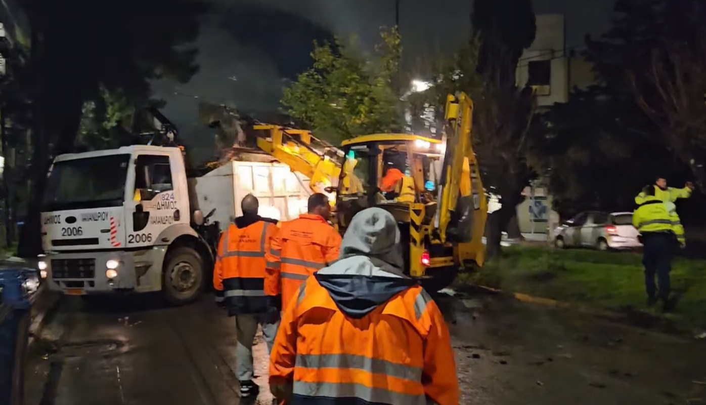 Ολοκληρώθηκε πριν λίγο η επιχείρηση κοπής και απομάκρυνσης του τεράστιου πεύκου που έπεσε το απόγευμα στην Παπανικολή