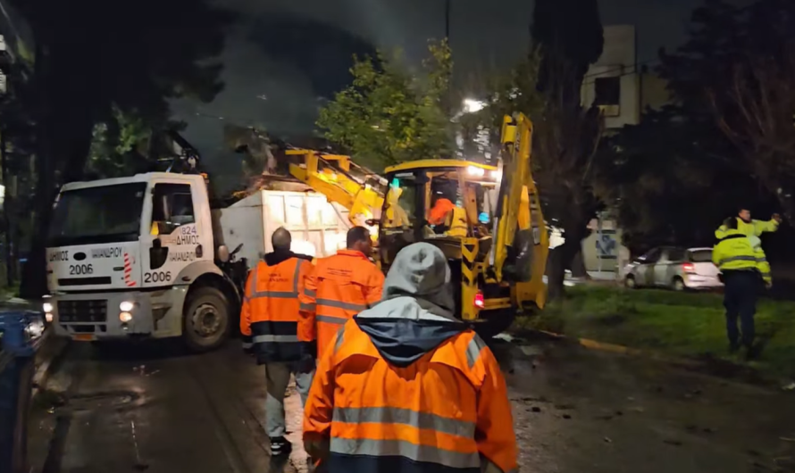 Ολοκληρώθηκε πριν λίγο η επιχείρηση κοπής και απομάκρυνσης του τεράστιου πεύκου που έπεσε το απόγευμα στην Παπανικολή