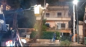 Ολοκληρώθηκε πριν λίγο η επιχείρηση κοπής και απομάκρυνσης του τεράστιου πεύκου που έπεσε το απόγευμα στην Παπανικολή Ολοκληρώθηκε πριν λίγο η επιχείρηση κοπής και απομάκρυνσης του τεράστιου πεύκου που έπεσε το απόγευμα στην Παπανικολή