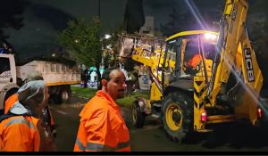 Ολοκληρώθηκε πριν λίγο η επιχείρηση κοπής και απομάκρυνσης του τεράστιου πεύκου που έπεσε το απόγευμα στην Παπανικολή Ολοκληρώθηκε πριν λίγο η επιχείρηση κοπής και απομάκρυνσης του τεράστιου πεύκου που έπεσε το απόγευμα στην Παπανικολή