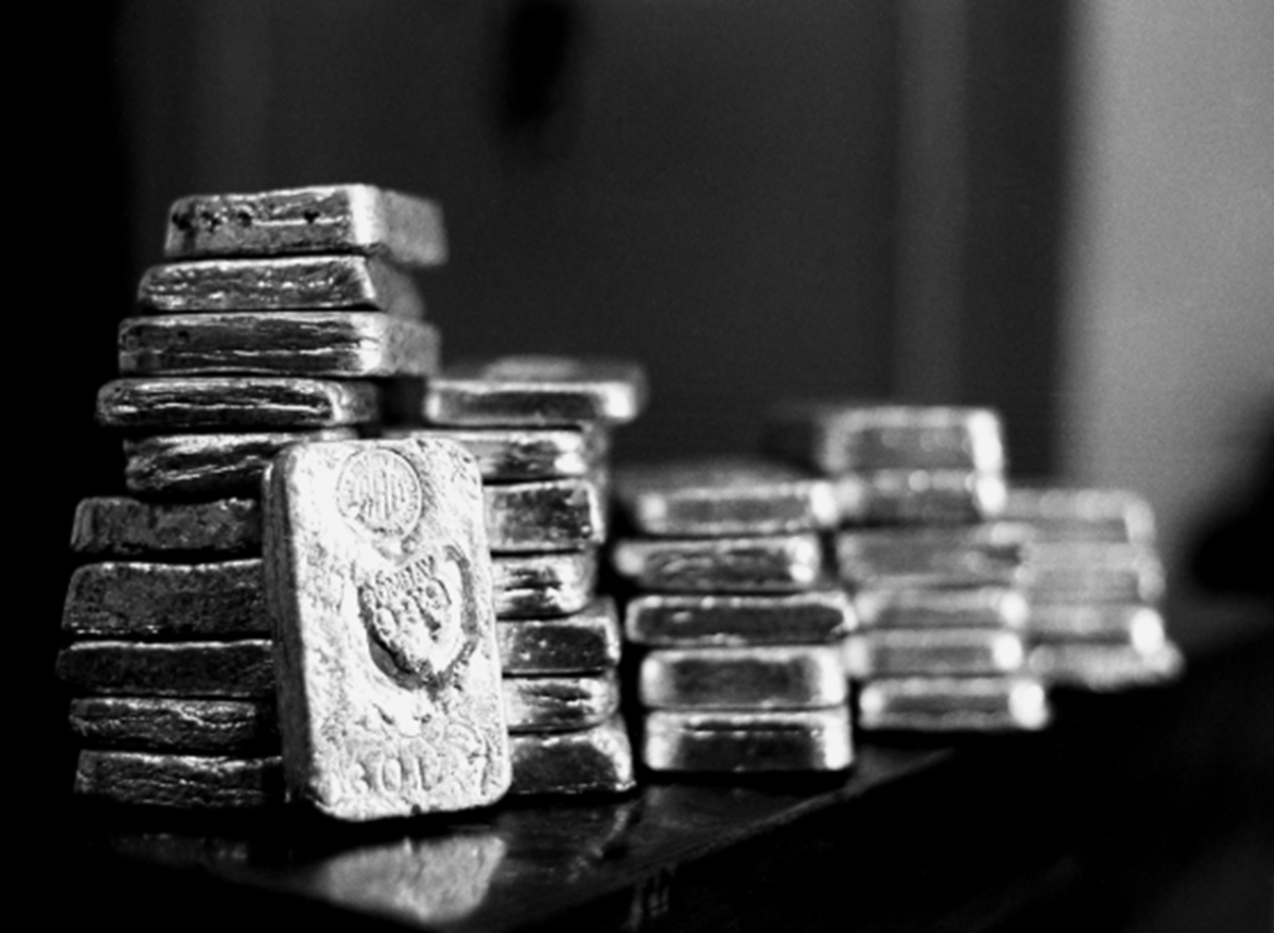 «Ιστορικό ράλι για τα πολύτιμα μέταλλα» Το ασήμι σπάει το φράγμα των 75 δολαρίων