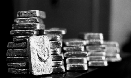 «Ιστορικό ράλι για τα πολύτιμα μέταλλα» Το ασήμι σπάει το φράγμα των 75 δολαρίων