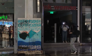 «Μπλακ Άουτ» στην Ερμού λόγω της κακοκαιρίας- Καταστήματα και δρόμος στο σκοτάδι