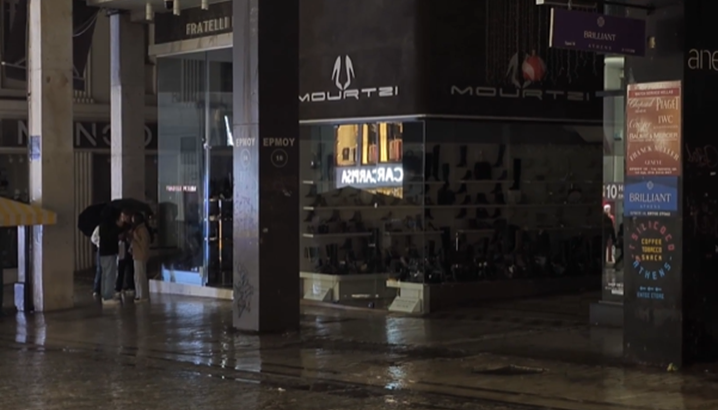 «Μπλακ Άουτ» στην Ερμού λόγω της κακοκαιρίας- Καταστήματα και δρόμος στο σκοτάδι