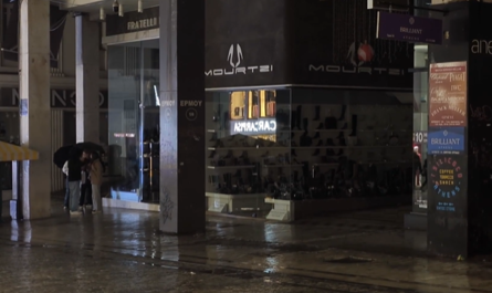 «Μπλακ Άουτ» στην Ερμού λόγω της κακοκαιρίας- Καταστήματα και δρόμος στο σκοτάδι