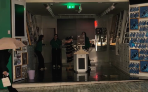 «Μπλακ Άουτ» στην Ερμού λόγω της κακοκαιρίας- Καταστήματα και δρόμος στο σκοτάδι