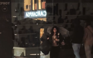 «Μπλακ Άουτ» στην Ερμού λόγω της κακοκαιρίας- Καταστήματα και δρόμος στο σκοτάδι